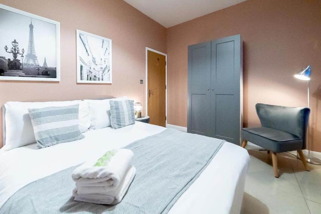 2 Bedroom Apartment Лондон Экстерьер фото