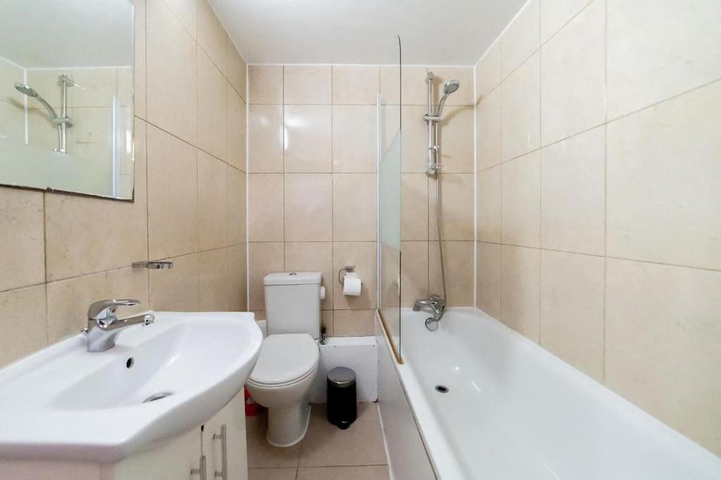 2 Bedroom Apartment Лондон Экстерьер фото
