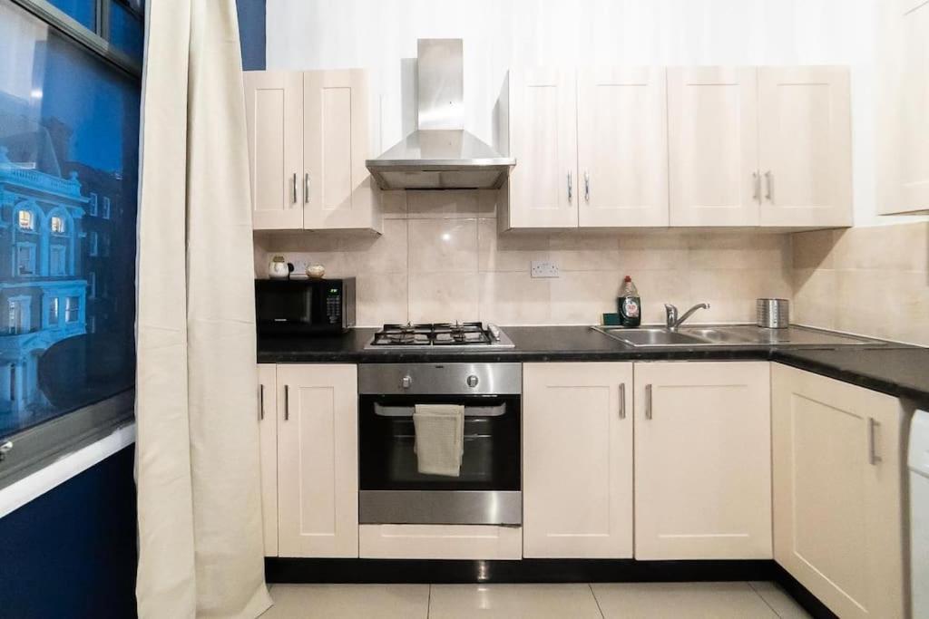 2 Bedroom Apartment Лондон Экстерьер фото