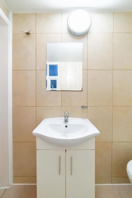 2 Bedroom Apartment Лондон Экстерьер фото