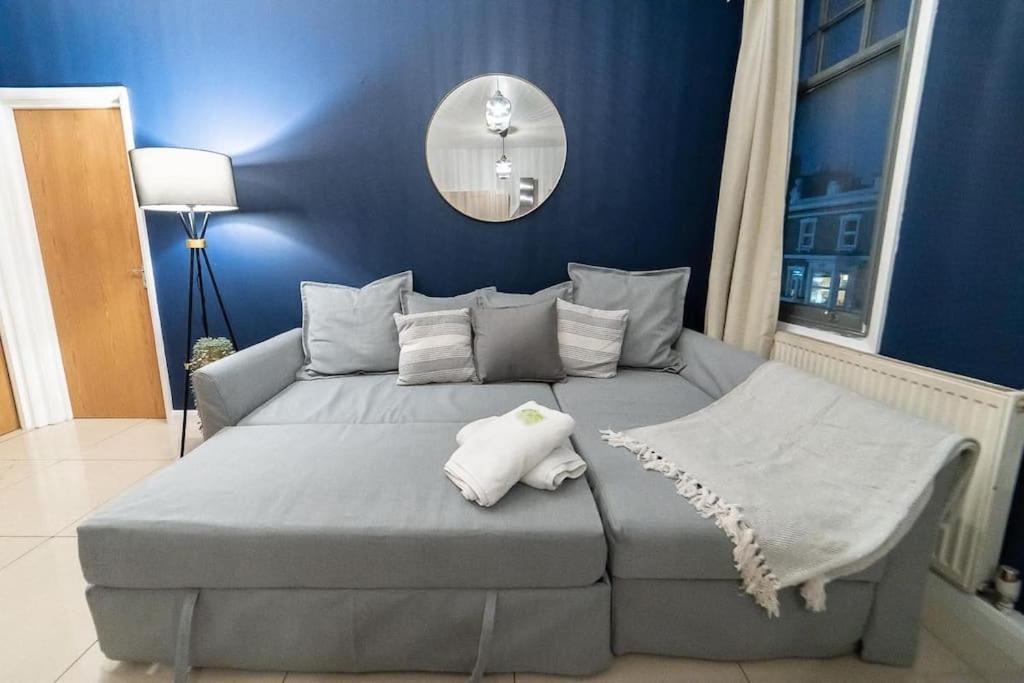 2 Bedroom Apartment Лондон Экстерьер фото